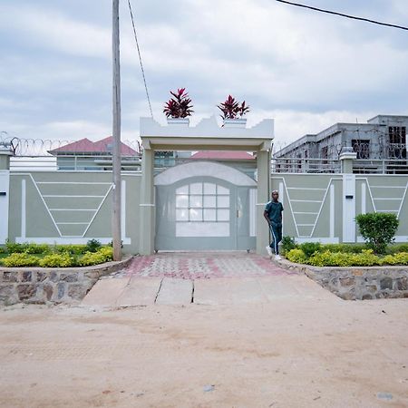 The City Block Apartment บุจัมบุรา ภายนอก รูปภาพ