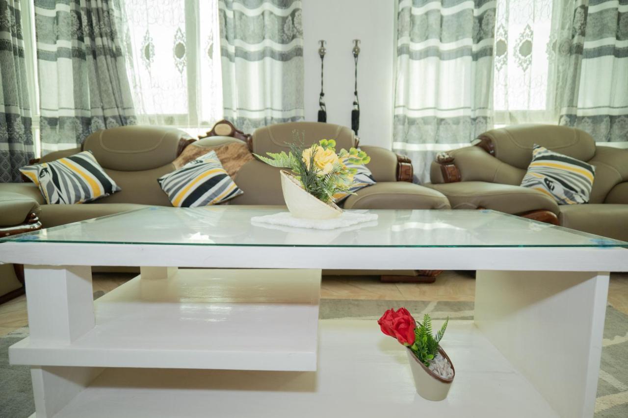 The City Block Apartment บุจัมบุรา ภายนอก รูปภาพ