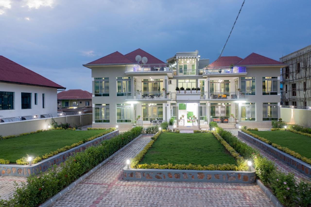 The City Block Apartment บุจัมบุรา ภายนอก รูปภาพ