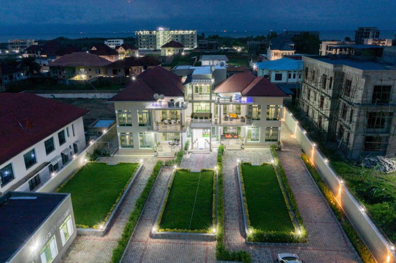 The City Block Apartment บุจัมบุรา ภายนอก รูปภาพ