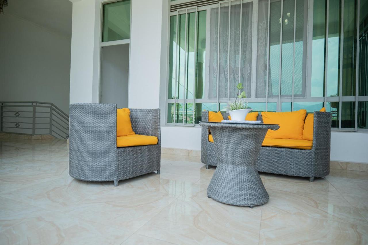 The City Block Apartment บุจัมบุรา ภายนอก รูปภาพ