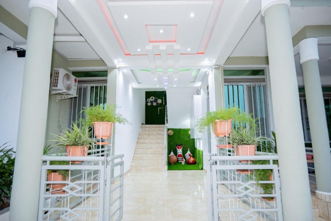 The City Block Apartment บุจัมบุรา ภายนอก รูปภาพ