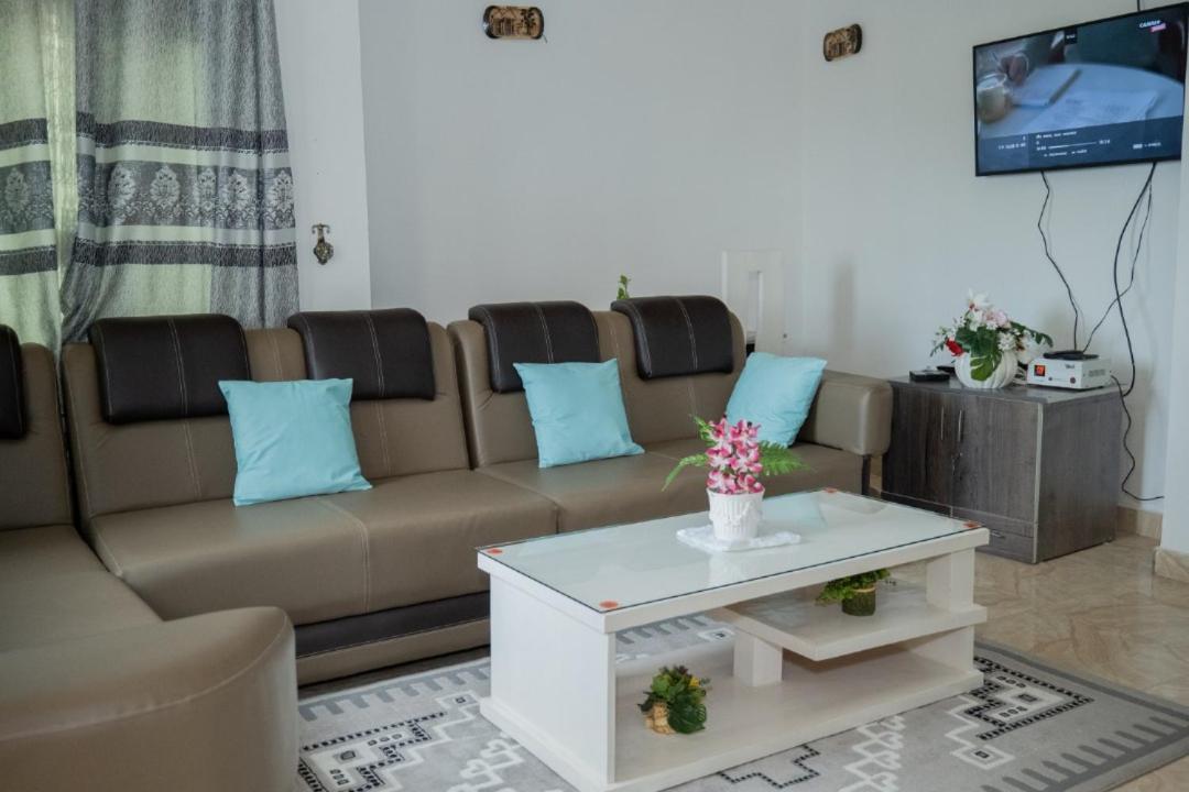 The City Block Apartment บุจัมบุรา ภายนอก รูปภาพ