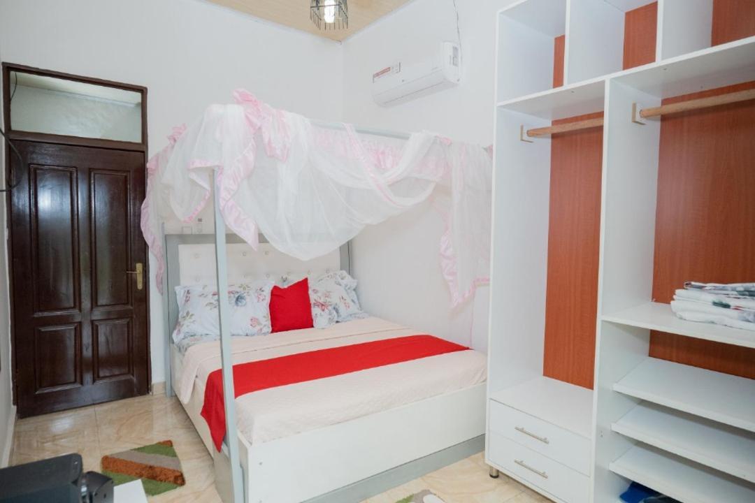 The City Block Apartment บุจัมบุรา ภายนอก รูปภาพ