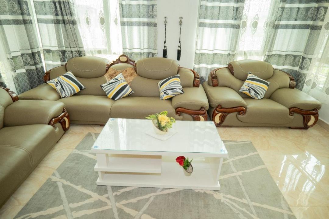 The City Block Apartment บุจัมบุรา ภายนอก รูปภาพ