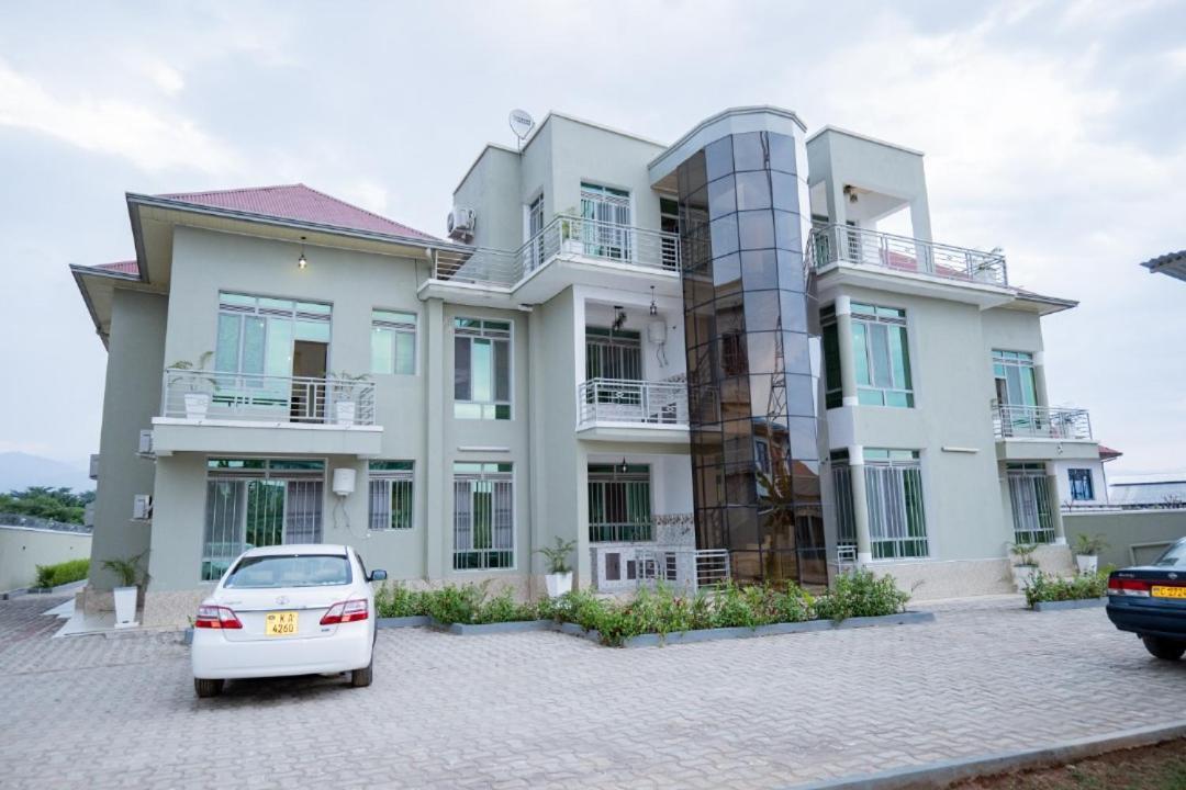 The City Block Apartment บุจัมบุรา ภายนอก รูปภาพ