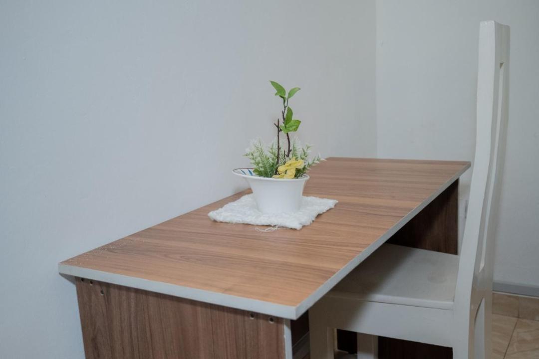 The City Block Apartment บุจัมบุรา ภายนอก รูปภาพ