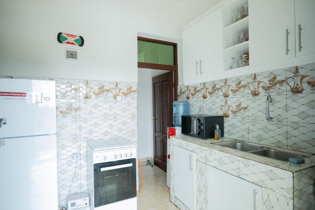The City Block Apartment บุจัมบุรา ภายนอก รูปภาพ