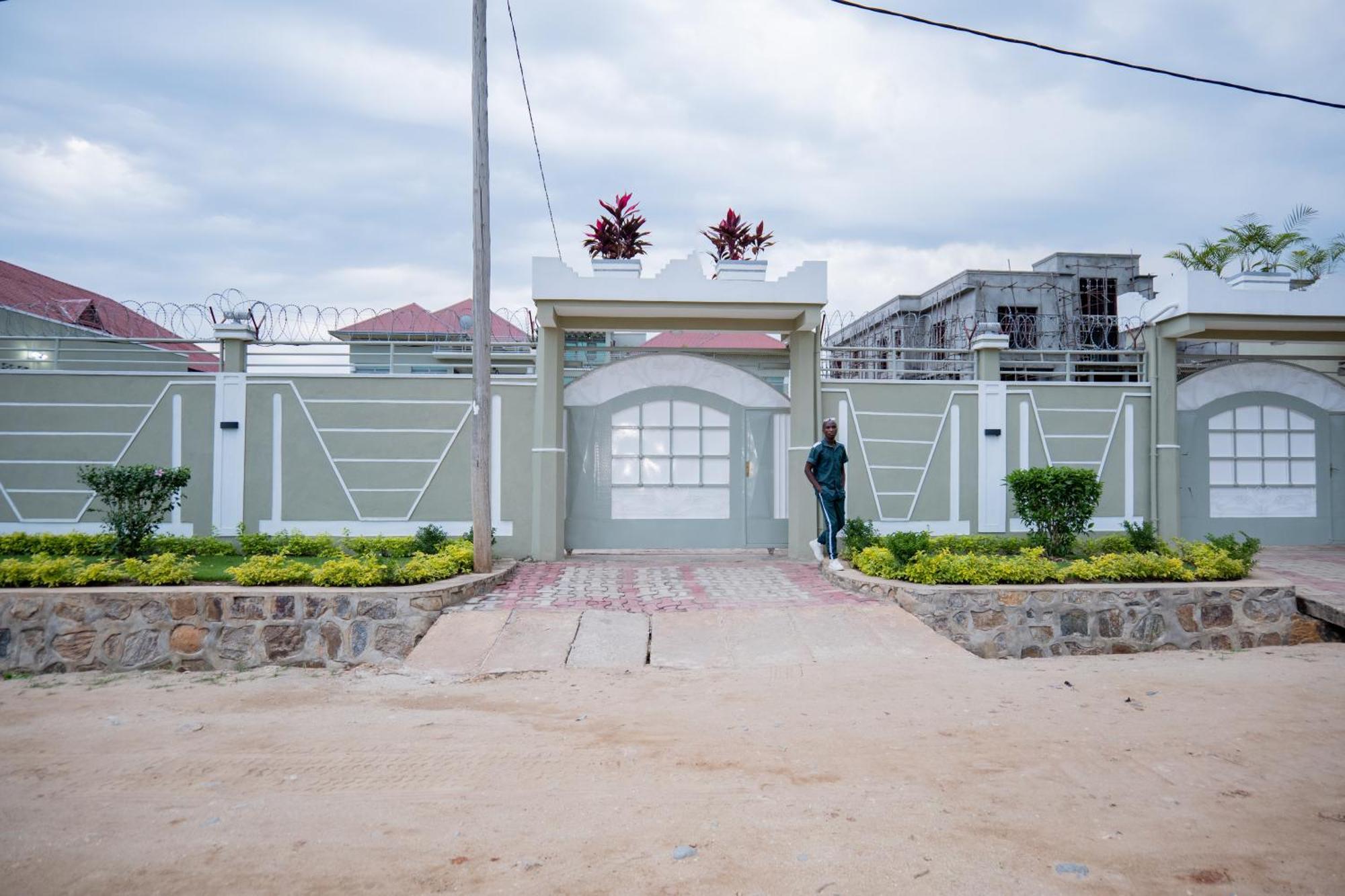 The City Block Apartment บุจัมบุรา ภายนอก รูปภาพ